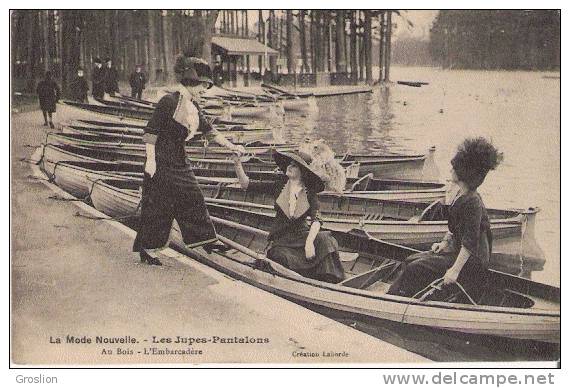 LA MODE NOUVELLE LES JUPES PANTALONS AU BOIS L'EMBARCADERE (TROIS FEMMES POSANT AVEC BARQUES) - Mode