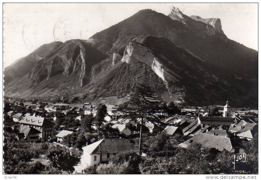 74 FAVERGES      Vue Générale   Aérienne Le Rocher De Viuz  CPSM Grd  Format Année  1962 - Faverges