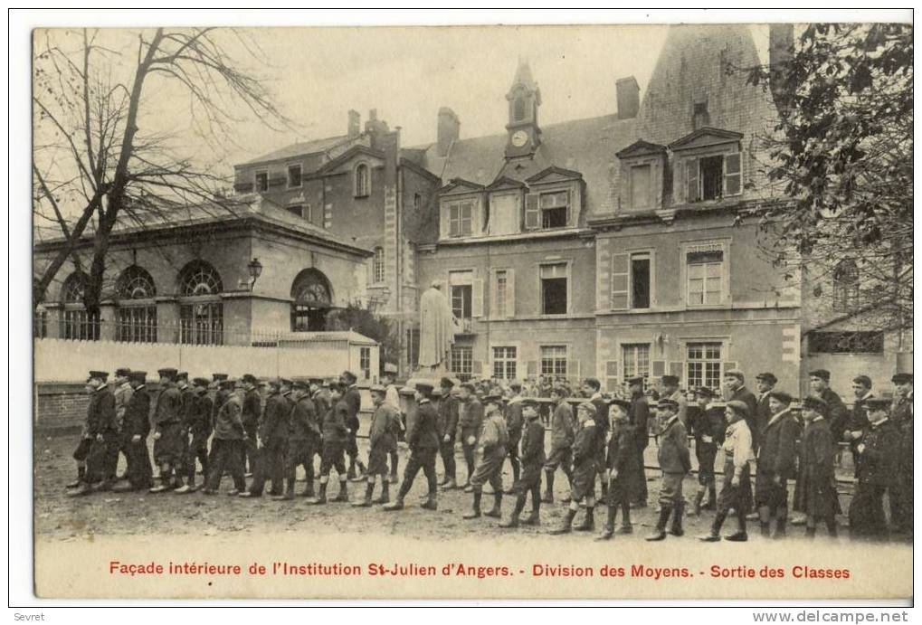 49- ANGERS. - Institution St-Juliend´Angers. Sortie Des Classes. - Division Des Moyens - Angers