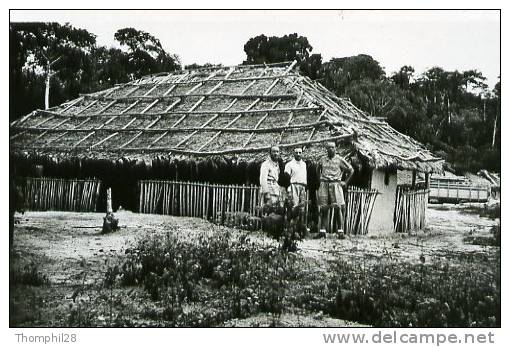 LE GABON TOURISTIQUE - Ogooué Livindo - Route De Booué - Case De Passage Avec 3 "invités". - Gabon