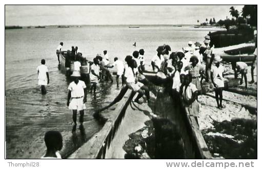 LE GABON TOURISTIQUE - Ogooué Maritime - PORT-GENTIL, Mise à L´eau D´une Grosse Pirogue. Belle Animation. - Gabun