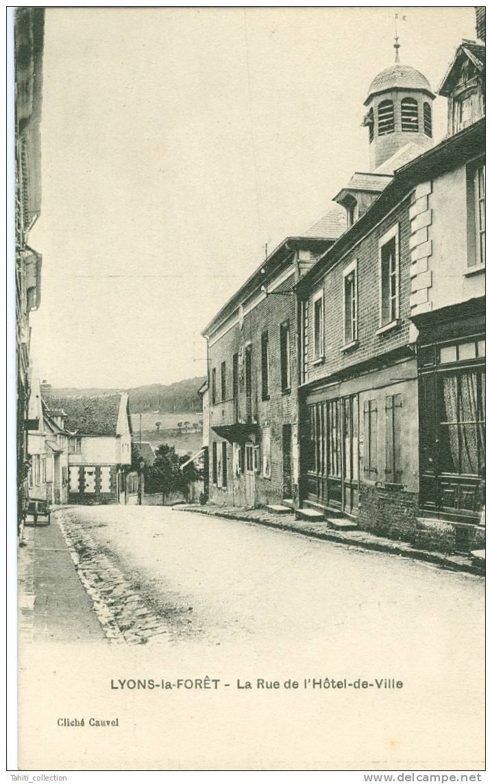 LYONS-la-FORÊT - La Rue De L´Hôtel De Ville - Lyons-la-Forêt