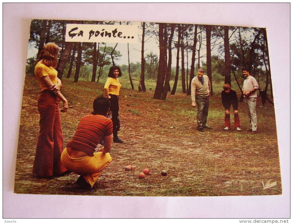 Partie De Pétanque Entre Hommes & Femmes . Jeu De Boules - Pétanque