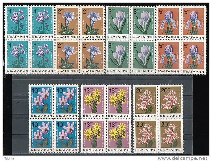 BULGARIA / BULGARIE / BULGARIEN  - 1968 - Flowers - Bl De 4** - Unused Stamps