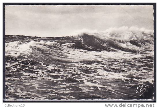 PYRENEES ATLANTIQUE - Guethary - Grosse Vague Sur L'ocean - Guethary