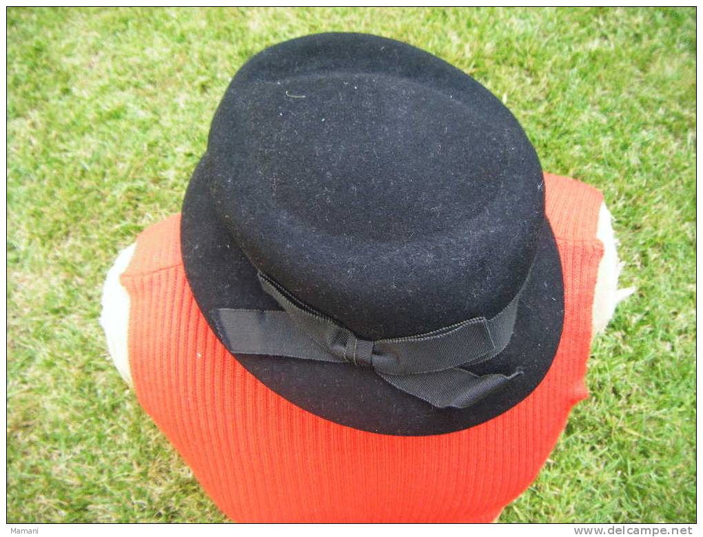 Beau Chapeau Noir  Ancien Pour Theatre Ou Cinema-- - Headdresses, Hats, Caps