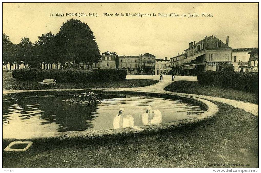 17 .PONS . PLACE DE LA REPUBLIQUE ET LA PIECE D'EAU DU JARDIN PUBLIC . - Pons