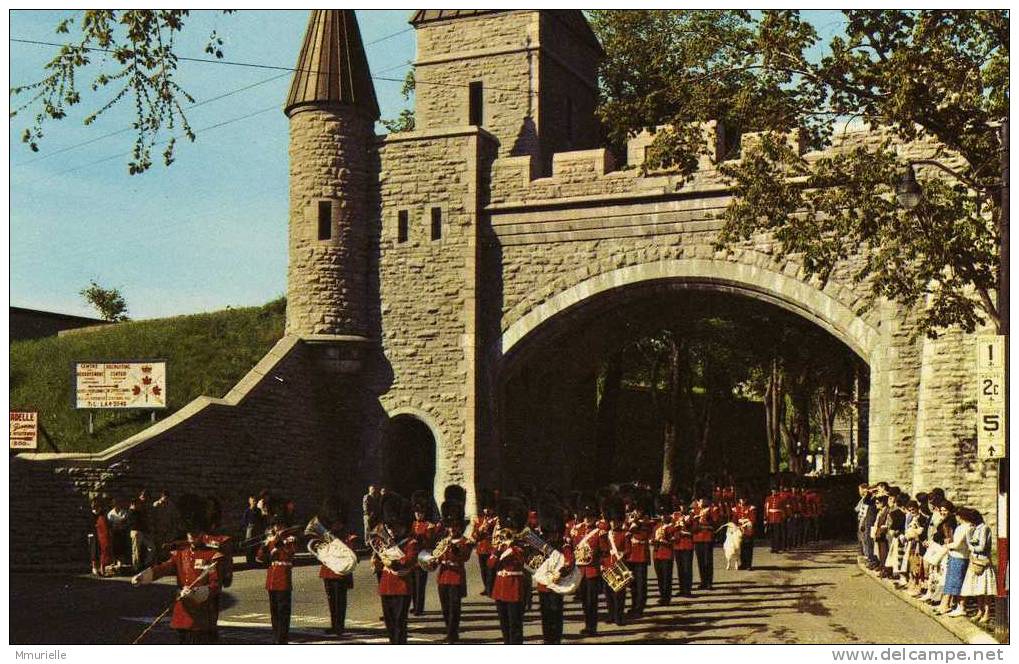 CANADA-Défile De La Fanfare Du Royal 22e Régiment Passant Sous La Porte St Louis-MB - Québec – Les Portes