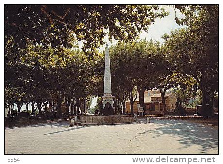 Cpm 83 VAR   Aups  Cours Fontaine Place - Aups