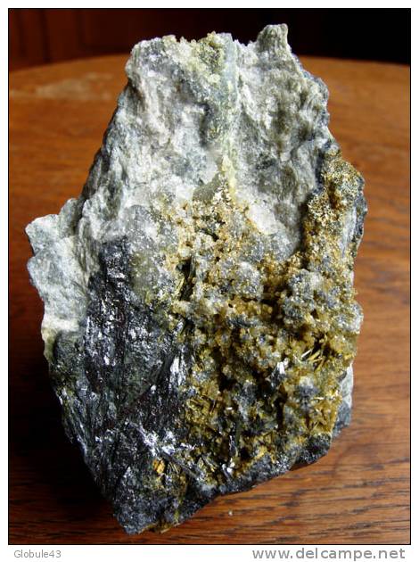 STIBINE MASSIVE ET CRISTALISEE AVEC PETITS QUARTZ  ET GNEISS 8 X 5  Cm LA FORGE - Minerals