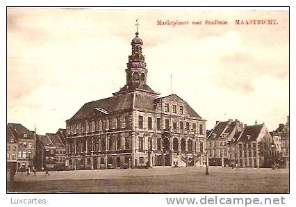 MARKTPLAATS MET STADHUIS . MAASTRICHT. - Maastricht