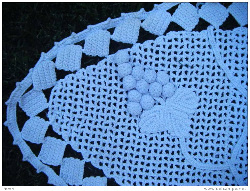 Napperon Ovale 57x35 Au Crochet -decor Grappe De Raisin- - Centrini