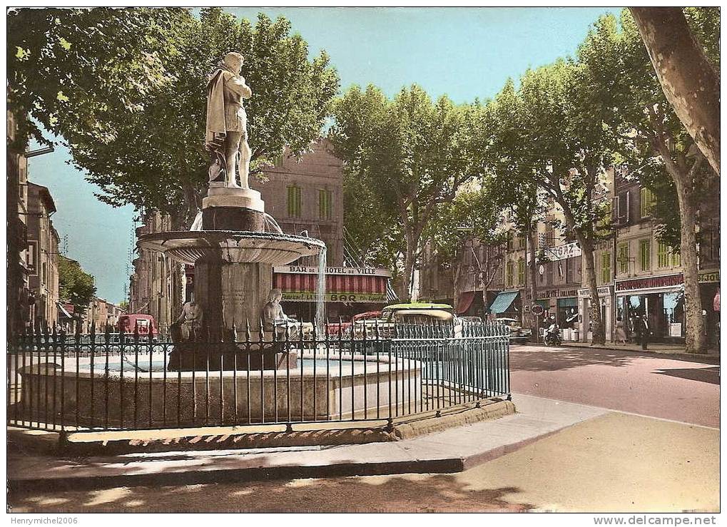 Salon De Provence Le Cours Victor Hugo Et La Statue De Adam De Craponne - Salon De Provence