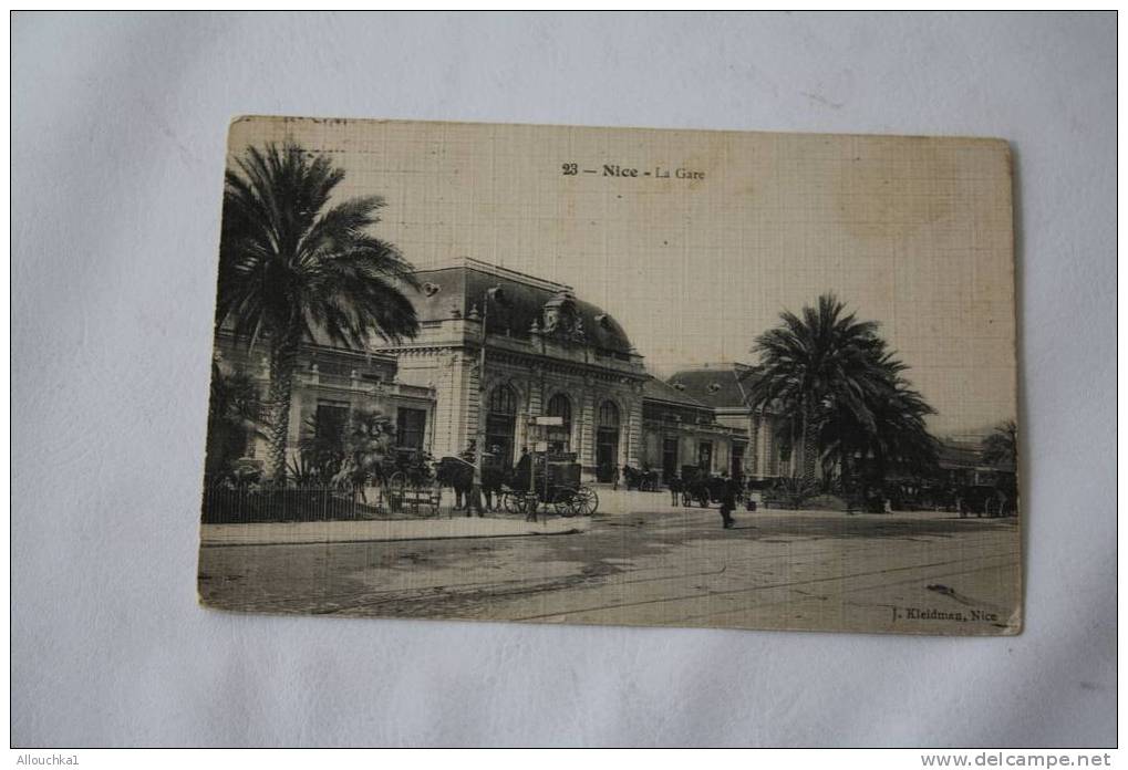 1910 - 06  NICE DEVANT DE GARE ET TAXI ATTELAGES A CHEVAUX CHEVAL  BORDEE DE PALMIERS ALPES MARITIMES - Transport (rail) - Station