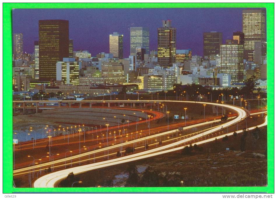 JOHANNESBURG, AFRIQUE DU SUD - ACCESS TO CITY CENTRE AT NIGHT - - Afrique Du Sud