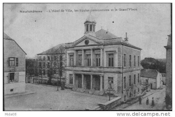 NEUFCHATEAU.  L'HOTEL DE VILLE , LES ECOLES COMMUNALES ET LA GRAND' PLACE. - Neufchâteau