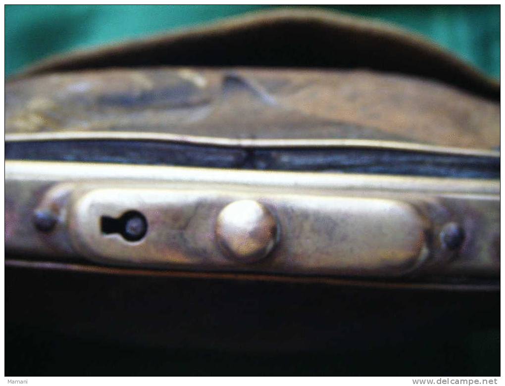 sacoche ancienne de receveur -en cuir-sans la laniere-sans cle---.