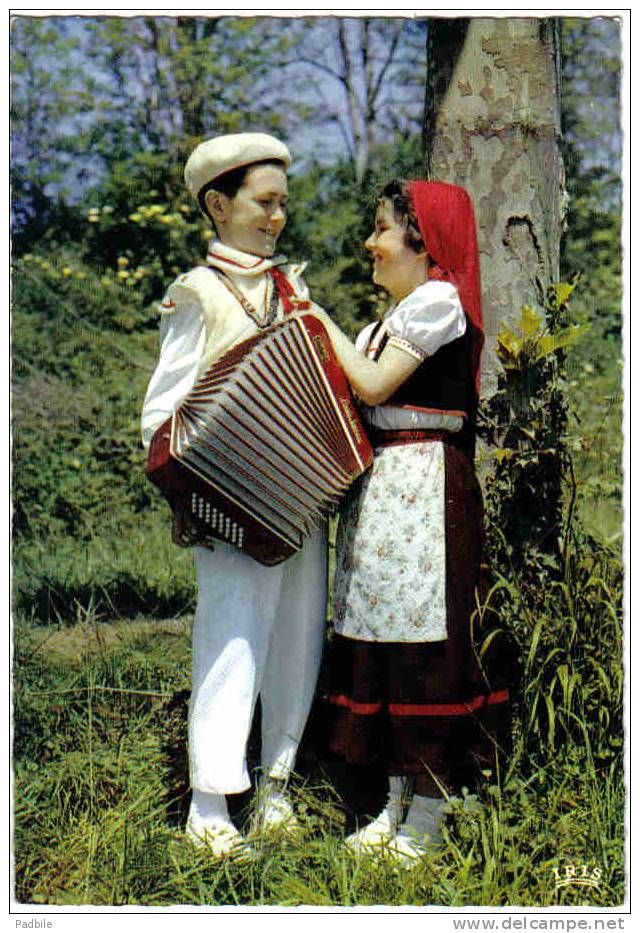 Carte Postale  65.  Ossun  Jeune Fille Et Jeune Homme à L´accordéon Du Groupe "Les Cantayrés Déra Bigorro" - Ossun