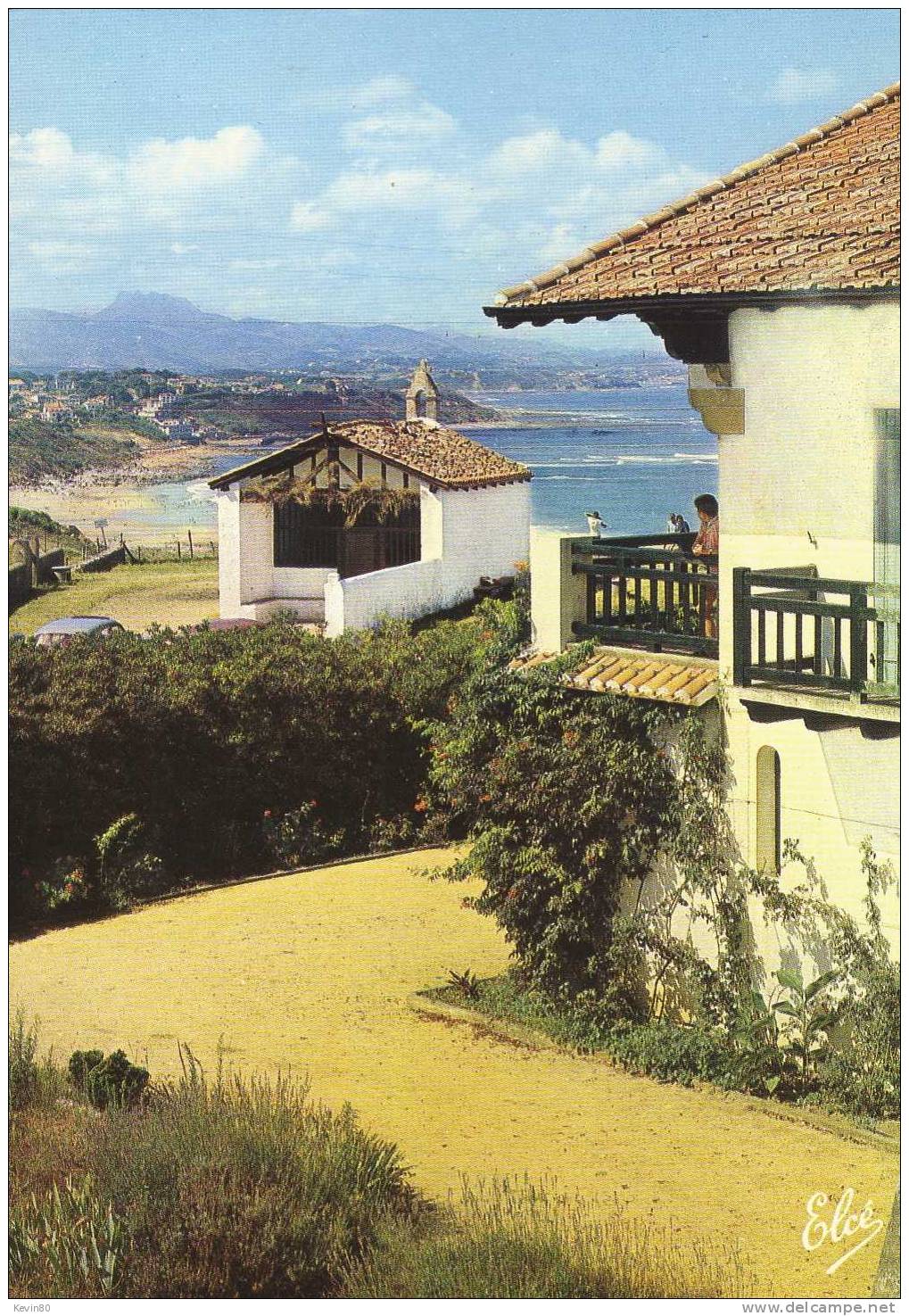 64 BIDART La Chapelle De La Madeleine La Plage Au Fond Les Monts Espagnols Et Les Trois Couronnes Cpm Couleur - Bidart