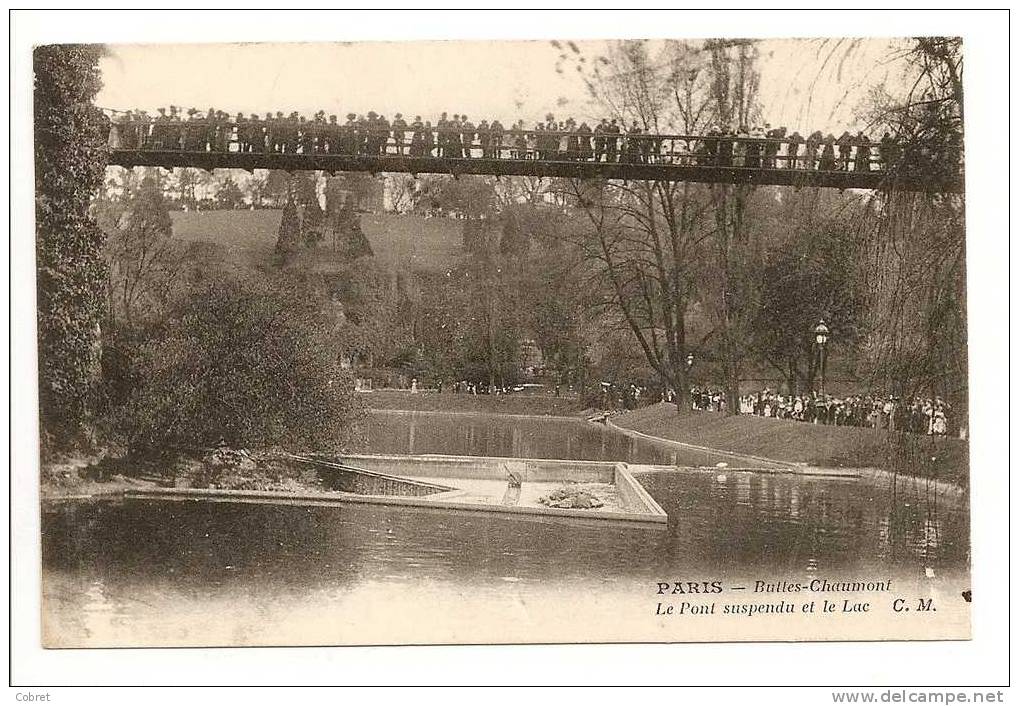 PARIS - Les Buttes Chaumont, Le Pont Suspendu Et Le Lac - Arrondissement: 19