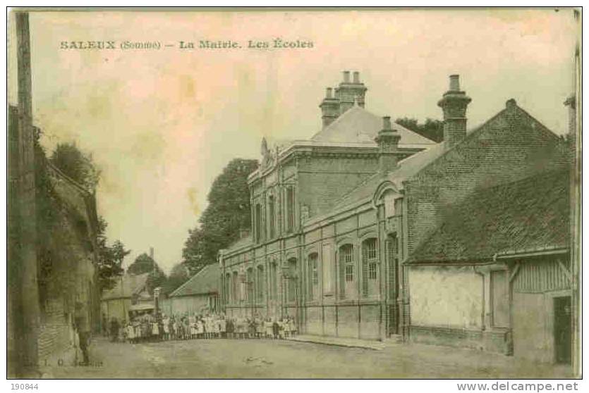 80 SALEUX ( Somme ) La Mairie. Les Ecoles .    " état " - Autres & Non Classés