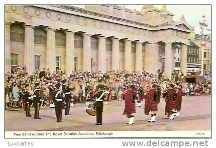 PIPE BAND OUTSIDE THE ROYAL SCOTTISH ACADEMY. EDINBURGH.  E.0278. - Midlothian/ Edinburgh