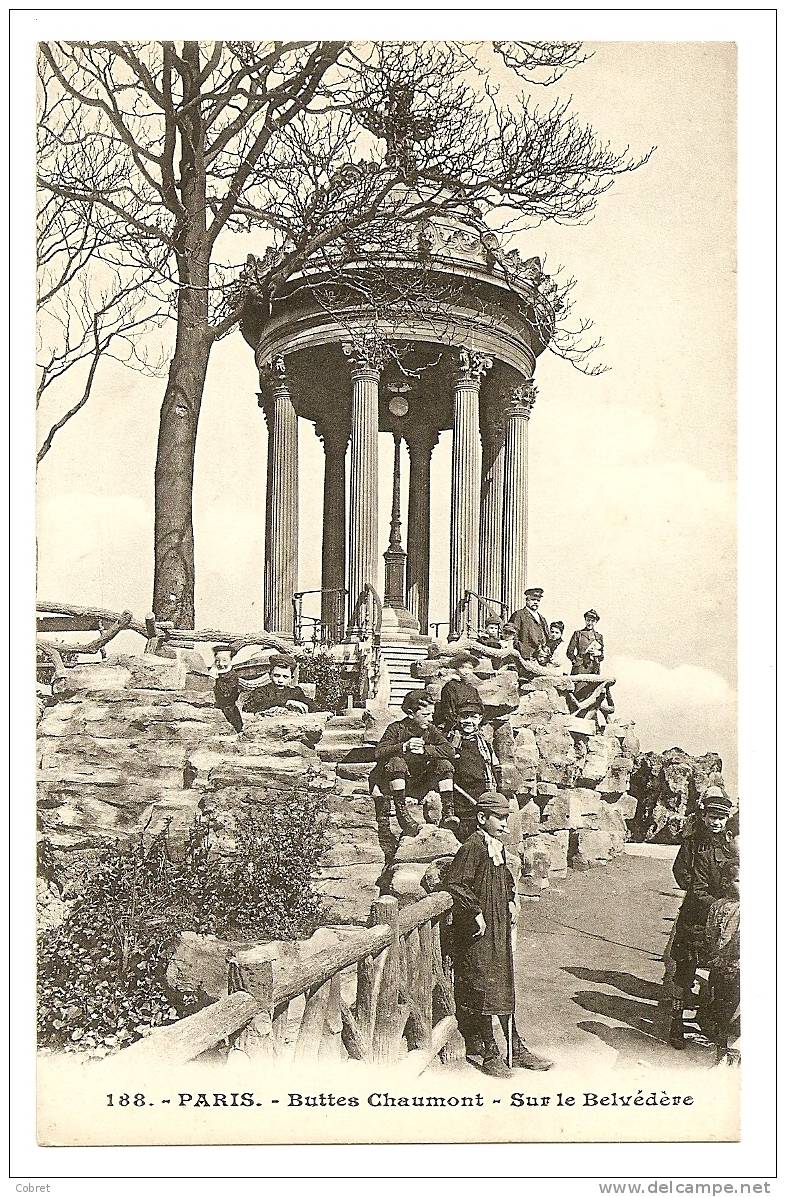 PARIS - Buttes Chaumont, Sur Le Belvédère - District 19