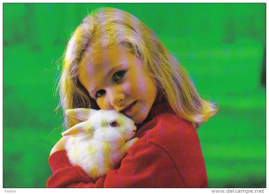 Carte Postale  59. Tourcoing Petite Fille Et Son Lapin Pub Blanche-Porte  Trés Beau Plan - Tourcoing