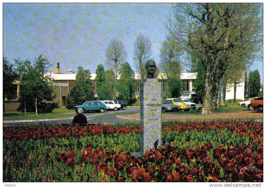 Carte Postale 59.  Wattrelos Statue De Jean Delvainquière Trés Beau Plan - Wattrelos