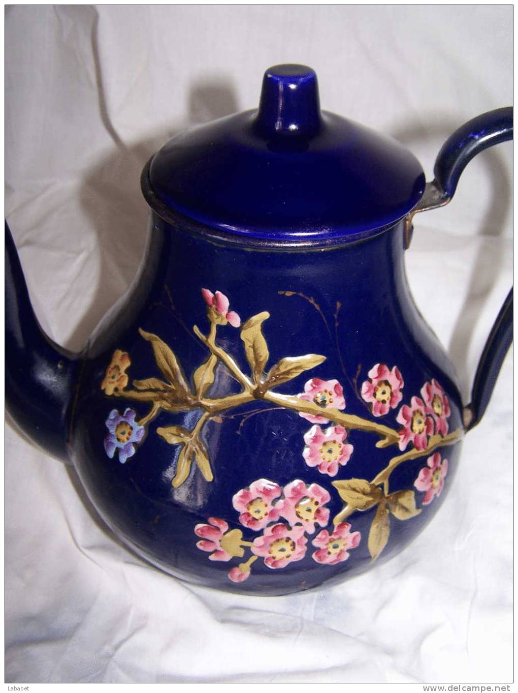 Bas De Cafetiere En Email  Bleu A Decor   De  Fleurs En Relief - Art Populaire