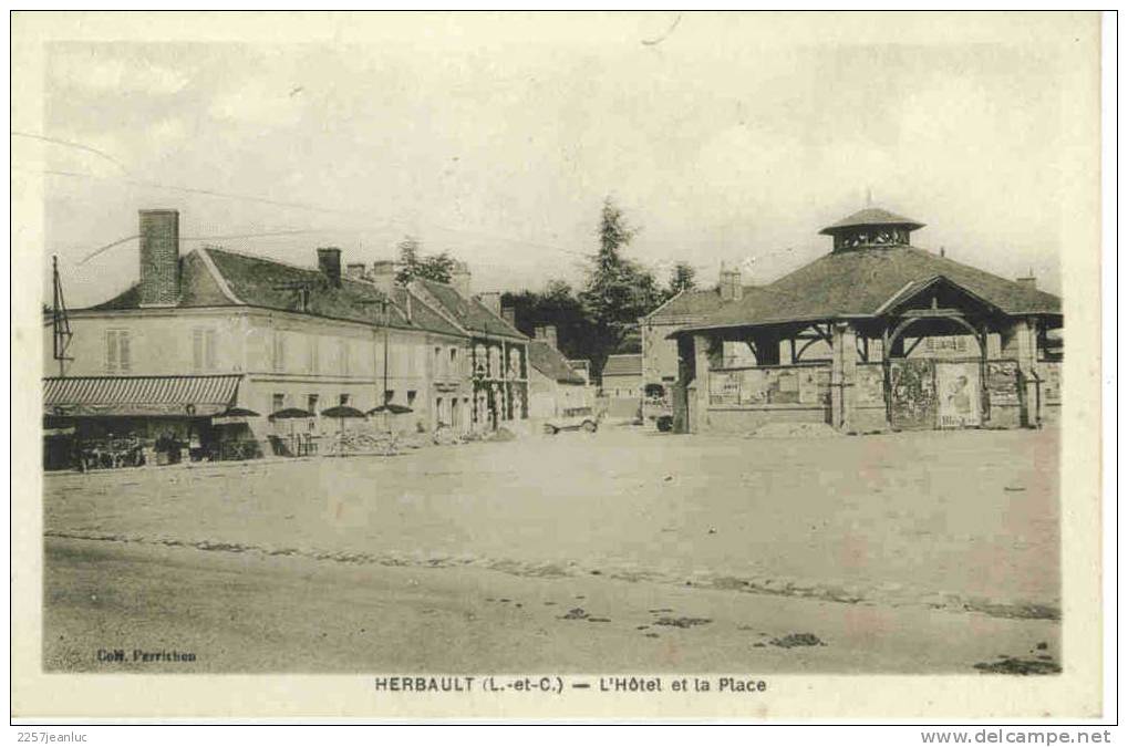 CP 41 -   Herbault  -  La Halle L'Hotel Et La Place - Herbault