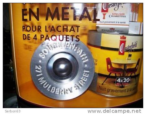 1 PUBLICITE TABAC CHESTERFIELD PRESENTOIR AVEC CENDRIER METAL ET PAQUETS DE CIGARETTES L 30cm L 17cm H 47cm PARFAIT ETAT