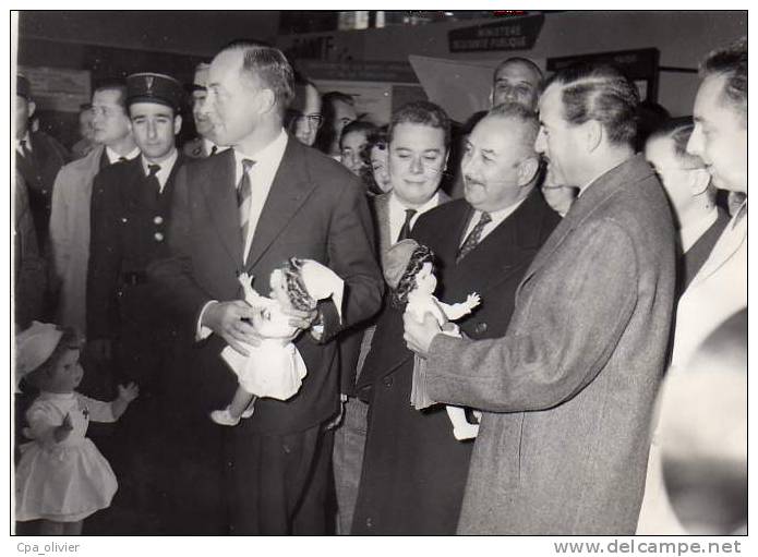 75 PARIS Foire De Paris 1960 ??, Stand Croix Rouge, Poupées, Mendès France, Personnalités, Photo Format 13x18 - Autres & Non Classés