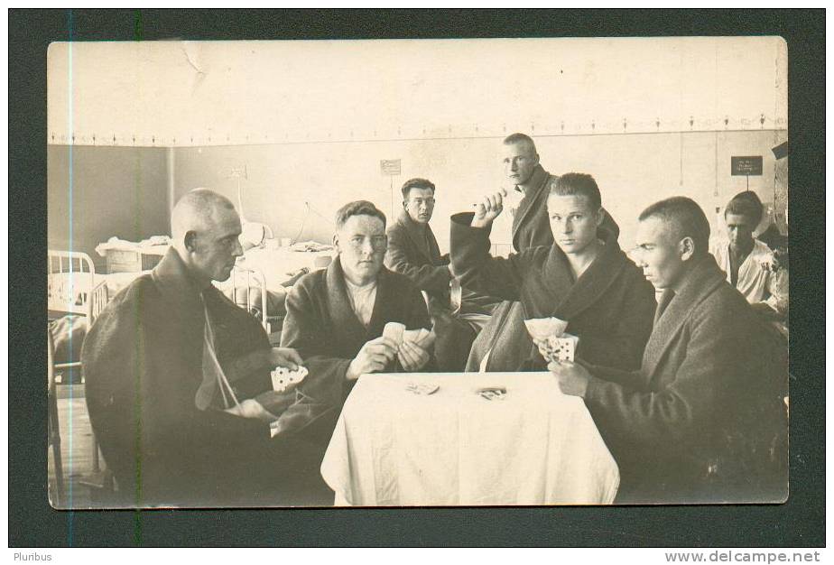 ESTONIAN ARMY MILITARY HOSPITAL, MEN PLAYING CARDS , VINTAGE REAL PHOTO POSTCARD 1920-30s - Personen