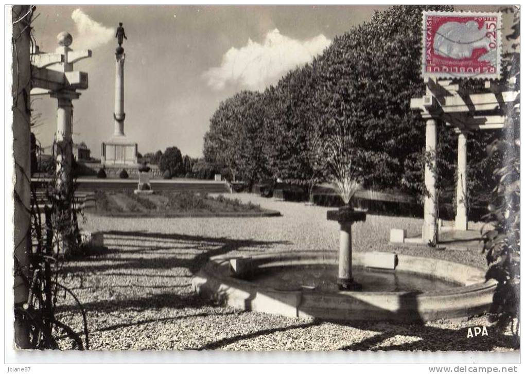 CPSM   81     CARMAUX     PARC DE LA SERINIE      MONUMENT AUX MORTS - Carmaux