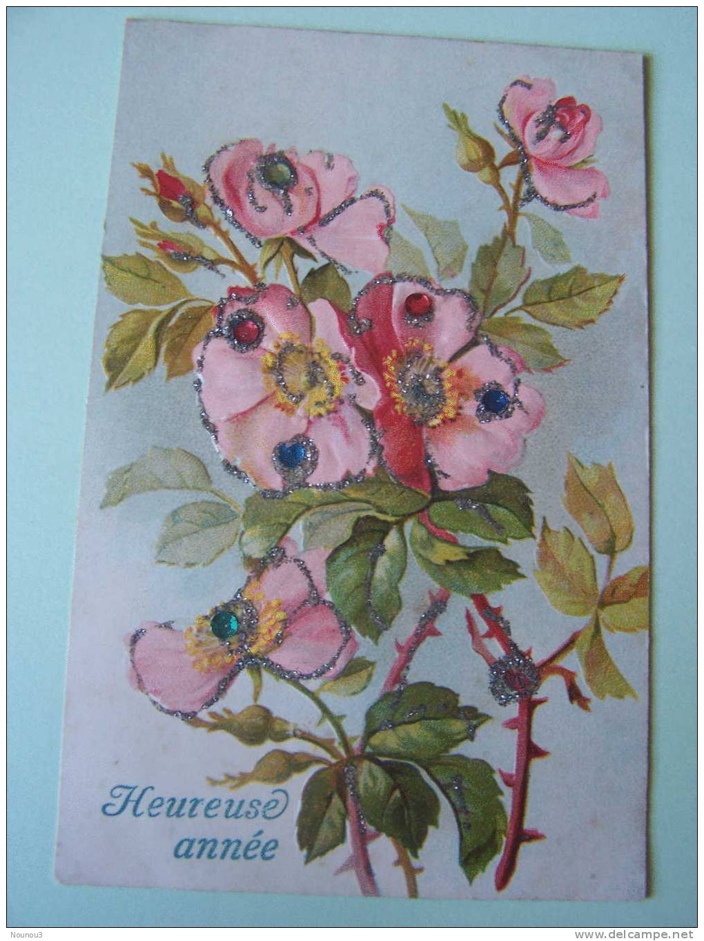 .. BONNE ANNEE.CPA 1907 GAUFREE EGLANTINES ROSE AVEC BRILLANTS  ET PASTILLES DE COULEURS IMITANT LES PIERRES PRECIEUSES - Andere & Zonder Classificatie