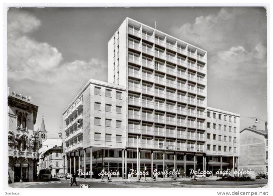 BUSTO ARSIZIO, PIAZZA GARIBALDI E PALAZZO DEGLI AFFARI, B/N, VG ANNI 50/60, ANIMATA   ****** - Busto Arsizio