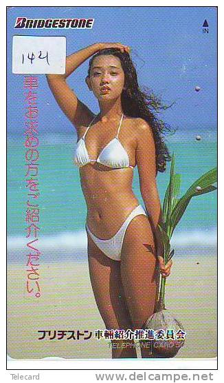 BRIDGESTONE Sur Telecarte (144) Sexy Model Holding Coconut - Publicidad