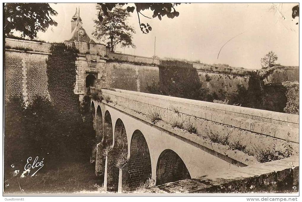 Blaye.L'entrée De La Citadelle Et L'horloge. - Blaye