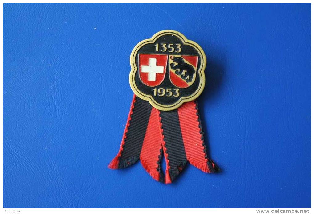 BROCHE  BADGE  INSIGNE SUISSE A IDENTIFIER -1563 - 1953 CROIX ROUGE  ANIMAL A 4 PATTES -RUBANS N& ROUGE RED CROSS - Autres & Non Classés