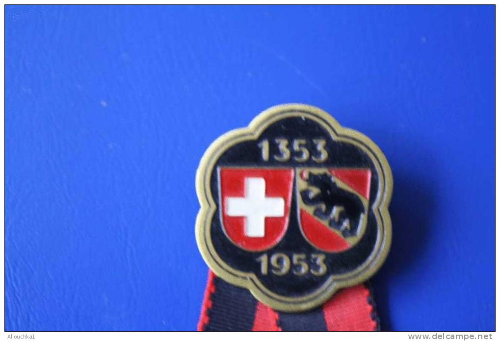 BROCHE  BADGE  INSIGNE SUISSE A IDENTIFIER -1563 - 1953 CROIX ROUGE  ANIMAL A 4 PATTES -RUBANS N& ROUGE RED CROSS - Autres & Non Classés