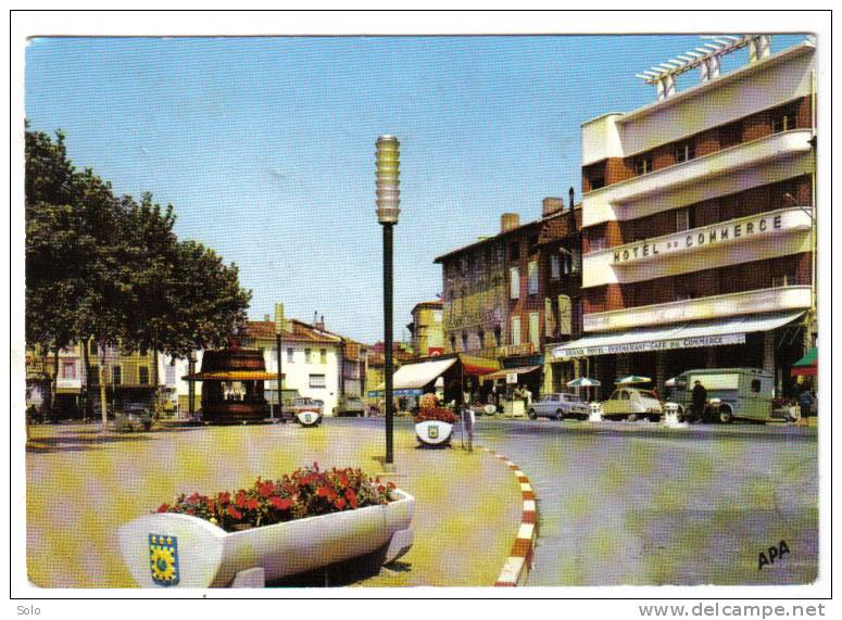GAILLAC - Place De La Libération Avec Le Tonneau Stand De Dégustation (2 Citroën 2CV, Tube, Simca 1000) - Gaillac