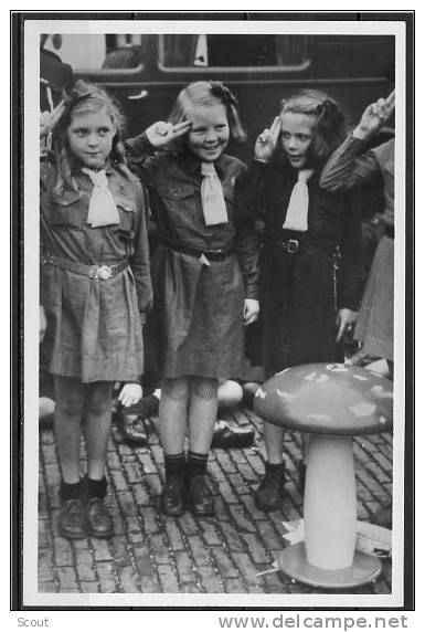 PAESI BASSI – NETHERLANDS – PAYS-BAS - PRINCIPESSA BEATRICE IN UNIFORME - OTTOBRE 1946 ** - Scoutisme