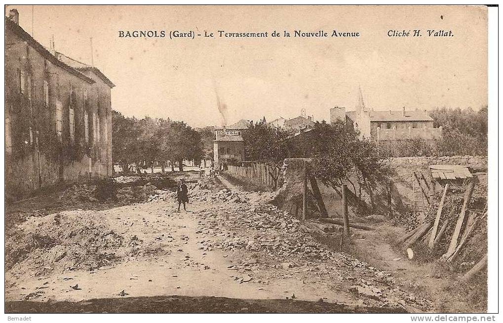 BAGNOLS...LE TERRASSEMENT DE LA NOUVELLE AVENUE - Bagnols-sur-Cèze