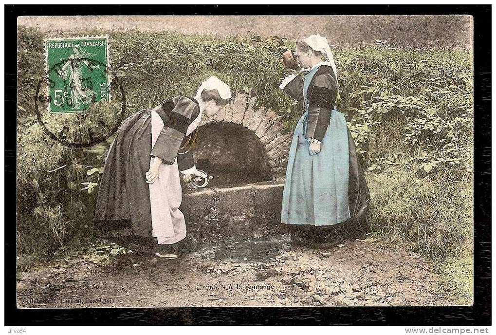 CPA  FRANCE- THEME : COSTUMES ET COIFFES -  FEMMES EN TENUE TRADITIONNELE A LA FONTAINE AUX ENVIRONS DE BOURGES- - Bourges