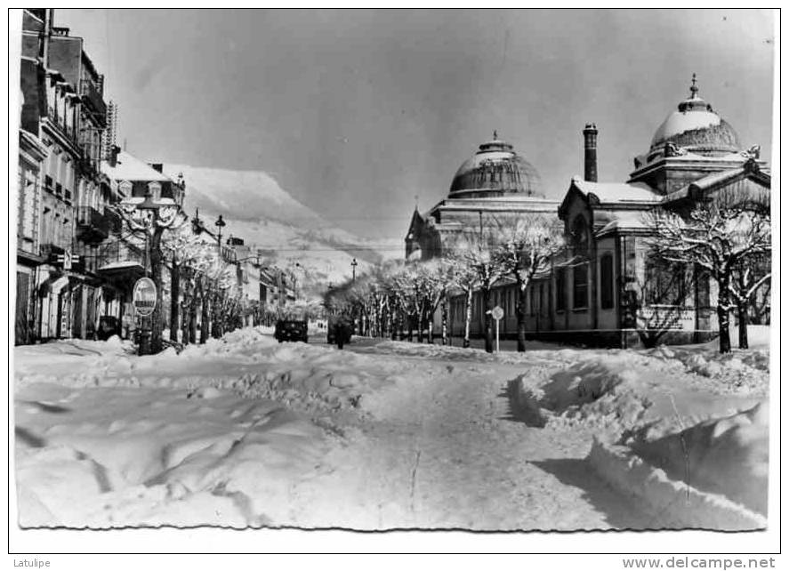 LA Bourboule  63   Le  Boulevard  Sous  La  Neige Et  Voitures - La Bourboule