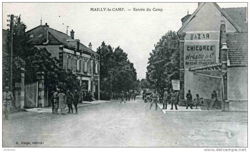 Mailly-le-Camp  10--Entree Du Camp  Animee Et  Voiture - Mailly-le-Camp