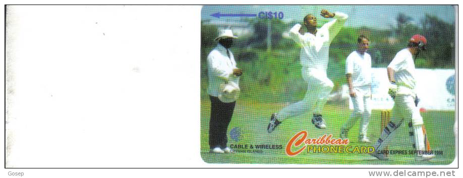 Cayman Islands-west Indies Captain Countney Walsh Shows Off His Fast Bowling While In Cayman Cricket1997-used Card - Cayman Islands