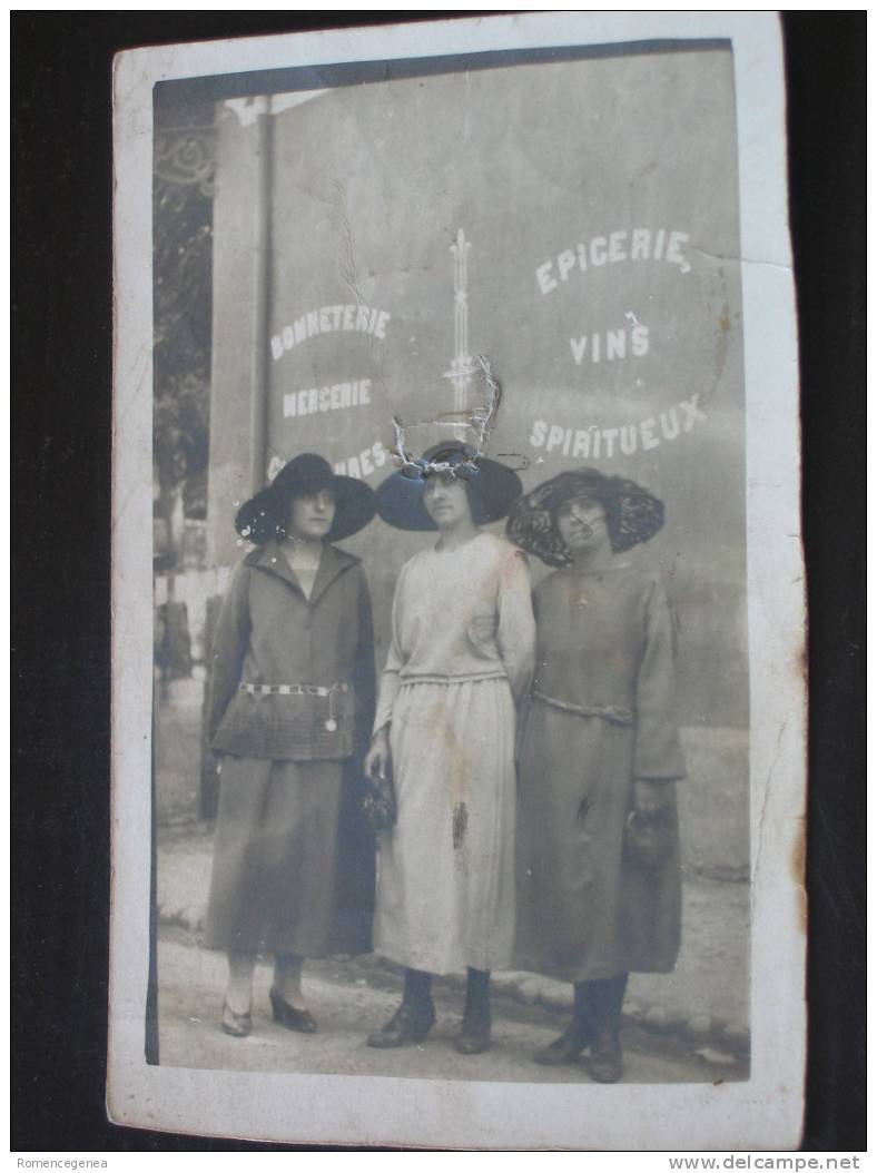 Trois Dames Chapeautées Devant Un Commerce (Bonneterie, Mercerie, Epicerie,..) - Carte-photo Trouée En Son Milieu (scan) - Winkels
