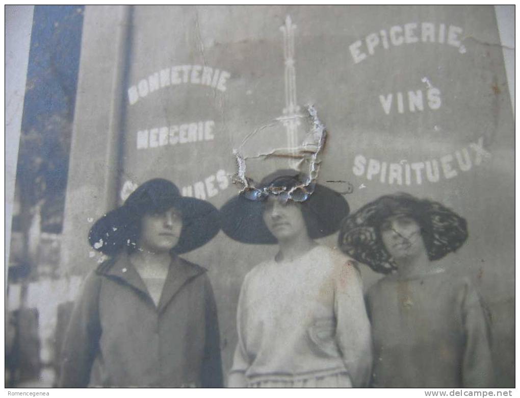 Trois Dames Chapeautées Devant Un Commerce (Bonneterie, Mercerie, Epicerie,..) - Carte-photo Trouée En Son Milieu (scan) - Winkels